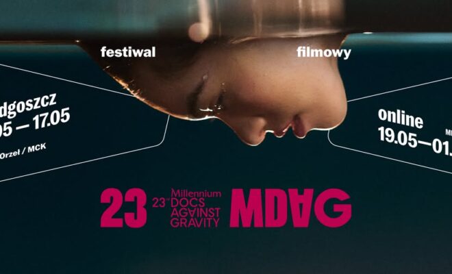 plakat, profil kobiety o azjatyckich rysach, odbity niewyraźnie w tafli obok niej