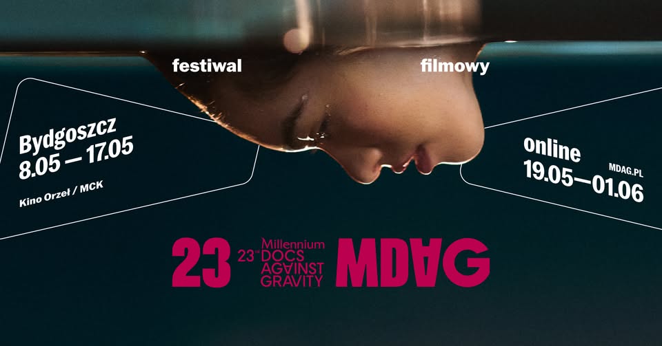 plakat, profil kobiety o azjatyckich rysach, odbity niewyraźnie w tafli obok niej