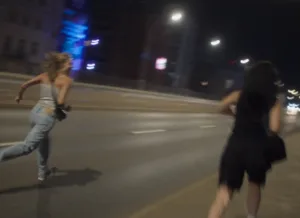nieostre zdjęcie 2 biegnących po ulicy młodych kobiet