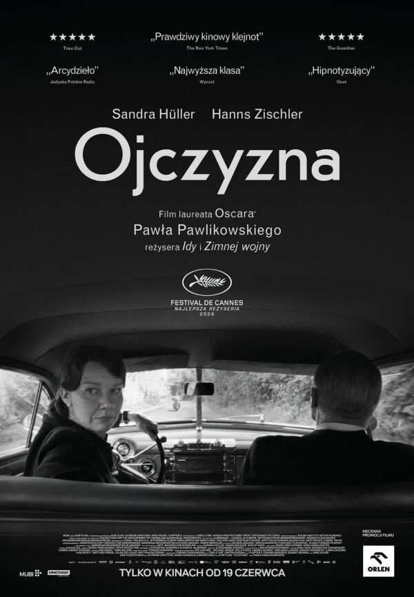 Czarno-biały plakat filmowy filmu „Ojczyzna” w reżyserii Pawła Pawlikowskiego. Na dole kadru wnętrze starego samochodu widziane z tylnego siedzenia. Kobieta prowadząca auto odwraca głowę w stronę widza, obok siedzi mężczyzna pokazany od tyłu. Nad nimi duży biały tytuł „Ojczyzna”, a wyżej nazwiska aktorów Sandry Hüller i Hannsa Zischlera. U góry znajdują się cytaty recenzji i oceny gwiazdkowe. Plakat utrzymany jest w minimalistycznej, mrocznej estetyce, z dominacją czerni i szarości. Na dole informacja o nagrodzie za reżyserię w Cannes oraz data premiery kinowej: „Tylko w kinach od 19 czerwca”. Bo przecież współczesne kino artystyczne nie może obyć się bez czerni, ciszy i ludzi patrzących przez ramię z egzystencjalnym niepokojem.