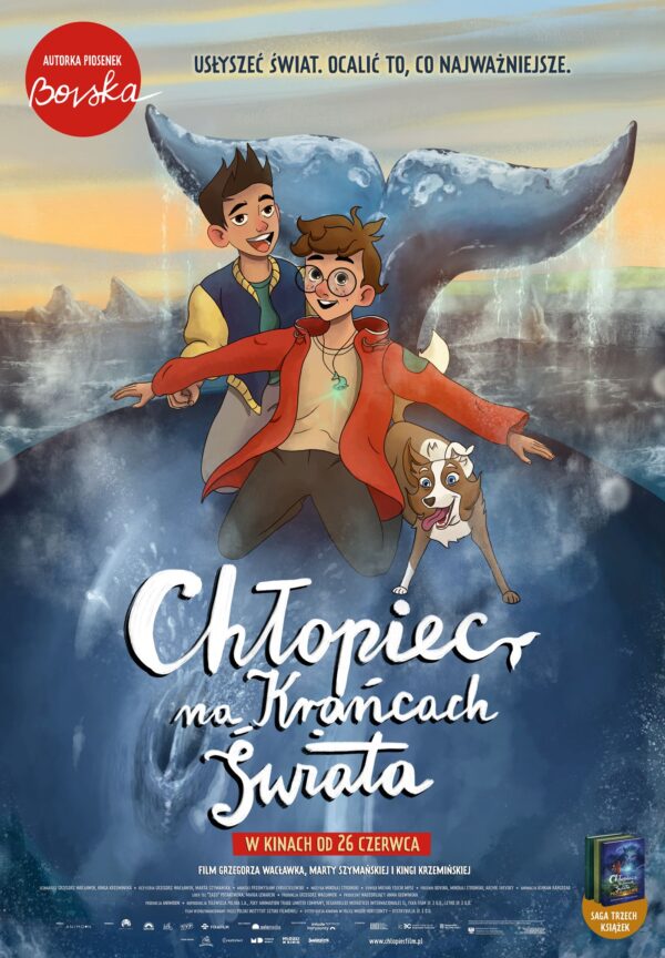 plakat filmu „Chłopiec na krańcach świata”. Dwóch chłopców i pies stoją na grzbiecie wieloryba wynurzającego się z oceanu. W tle widać ogon innego wieloryba oraz polarne krajobrazy.
