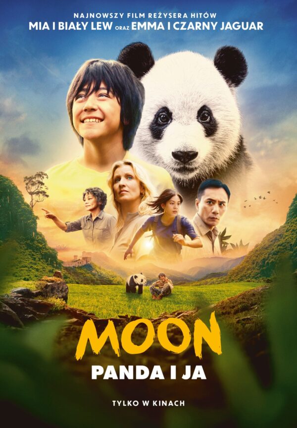plakat. na tle pleneru panda, uśmiechnięty chłopiec o azjatyckich rysach, 4 inne postacie z filmu
