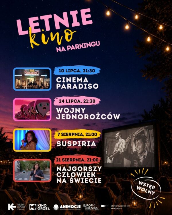 Plakat letnich pokazów filmowych pod gołym niebem. Na tle nocnego nieba i widowni siedzącej przed ekranem przedstawiono repertuar: Cinema Paradiso, Wojny Jednorożców, Suspiria oraz Najgorszy człowiek na świecie. Wstęp wolny