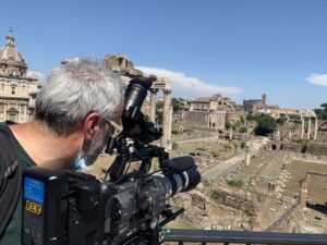 Operator kamery filmuje panoramę Forum Romanum w Rzymie z punktu widokowego.