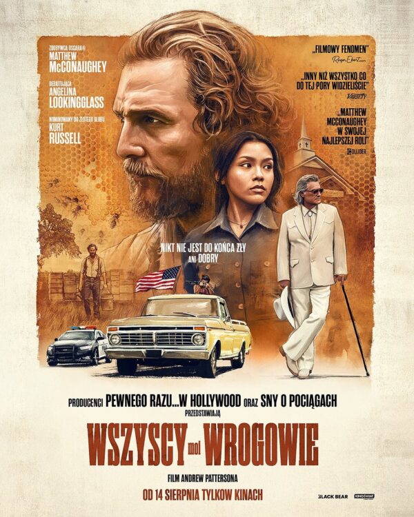 Plakat filmu „Wszyscy moi wrogowie”. W centrum dominuje duży profil brodatego mężczyzny z długimi włosami, spoglądającego w lewo. Na pierwszym planie stoją młoda kobieta w szarej koszuli oraz elegancko ubrany starszy mężczyzna w białym garniturze, z laską i kapeluszem w dłoni. U dołu widoczne są żółty klasyczny pickup z amerykańską flagą, radiowóz policyjny oraz postać mężczyzny idącego polną drogą. W tle znajduje się kościół, drzewa i motyw plastra miodu utrzymany w ciepłych, brązowo-złotych barwach. Na plakacie umieszczono nazwiska aktorów, cytaty z recenzji, slogan „Nikt nie jest do końca zły ani dobry” oraz tytuł filmu „Wszyscy moi wrogowie”. Na dole znajduje się informacja o premierze kinowej: „Od 14 sierpnia tylko w kinach”.