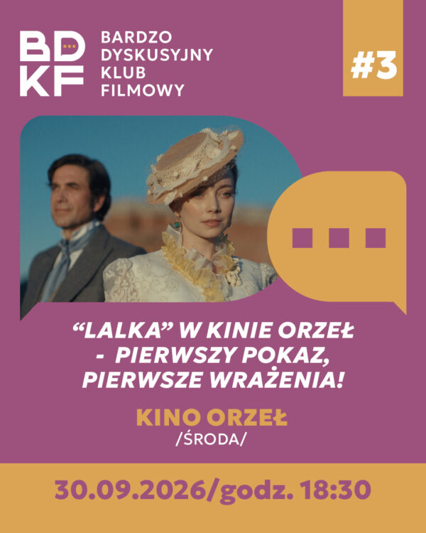 kobieta w eleganckiej sukni czarno-białej, w kapeluszu, w tle mężczyzna w szarym garniturze