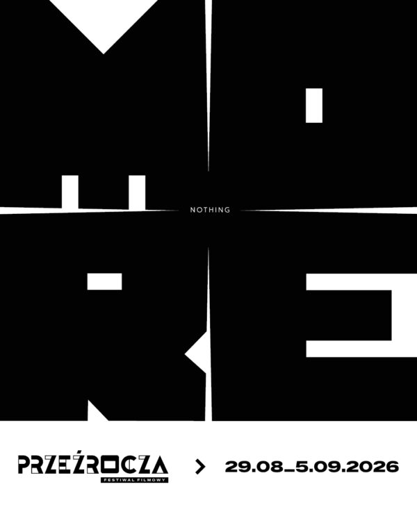 grafika z napisem more - 4 czarne litery ustawione w kwadrat na białym tle