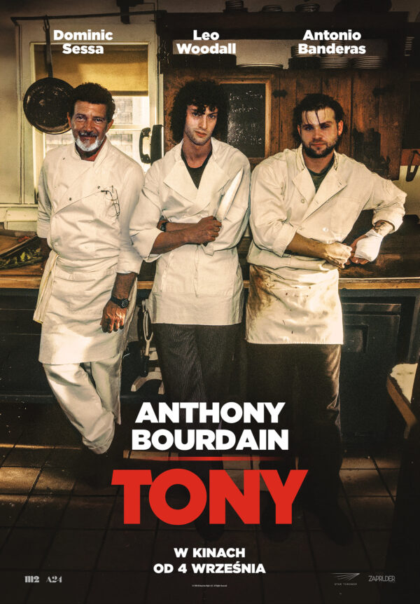 Plakat filmu „Tony”: Plakat przedstawia trzech kucharzy w restauracyjnej kuchni. Na dole widnieje tytuł filmu „Tony” oraz nazwisko Anthony’ego Bourdaina.