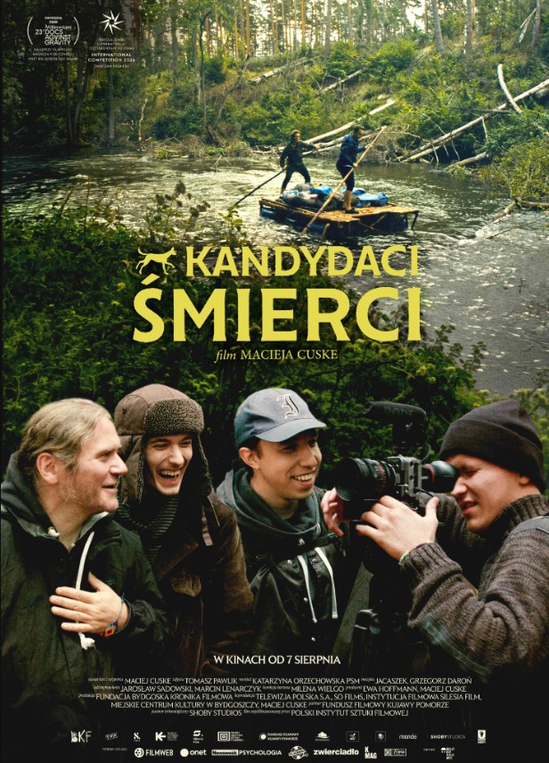 plakat. na tle strumienia ekipa filmowa złożona z 4 młodych mężczyzn. na strumieniu tratwa a na niej 2 postaci.