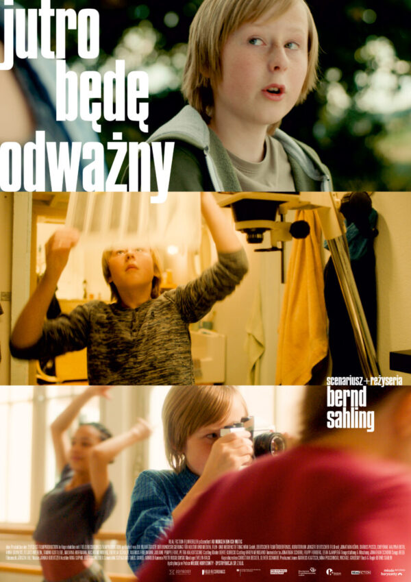 plakat złożony z 3 kadrów: portret chłopca z półdługimi włosami, ten sam chłopiec w ciemni fotograficznej, za nim powiększalnik, chłopiec ogląda klisze pod światło; chłopiec robi zdjęcia na zajęciach tańca.